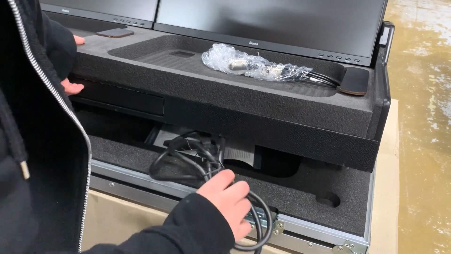 这个创意不错/双屏导播机箱/够威够强大够牌面够专业够装B