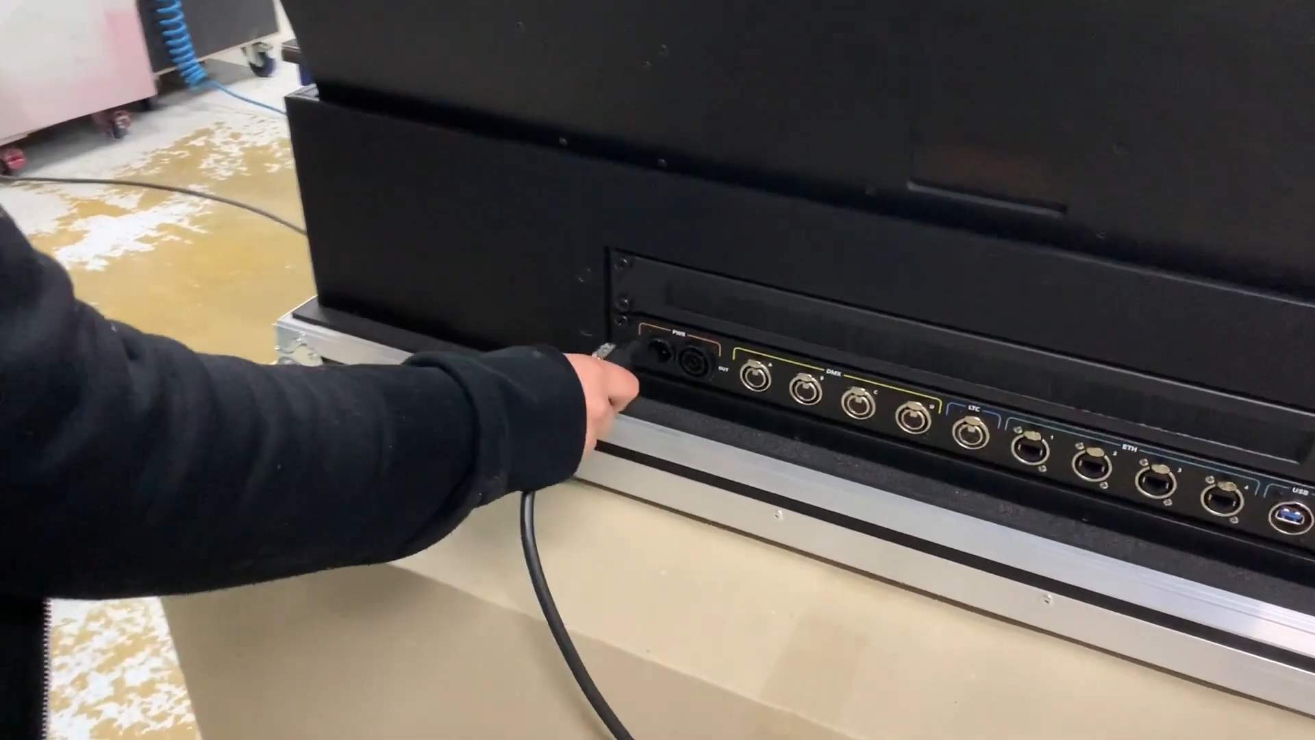 这个创意不错/双屏导播机箱/够威够强大够牌面够专业够装B