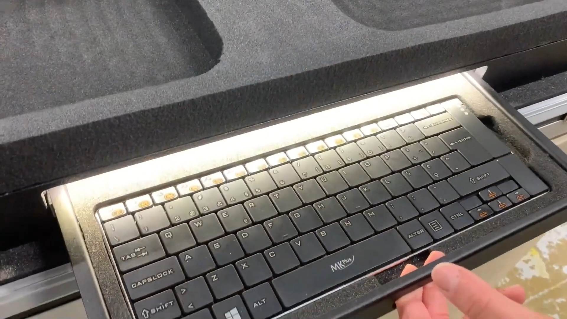 这个创意不错/双屏导播机箱/够威够强大够牌面够专业够装B