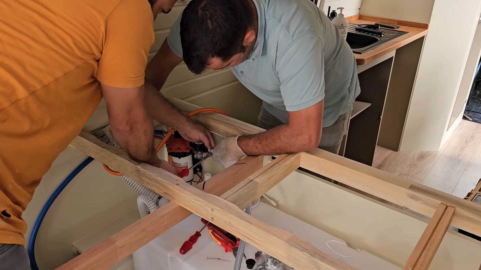 房车改装篇/这个老外的基础做的非常规范/值得学习借鉴/简约实用