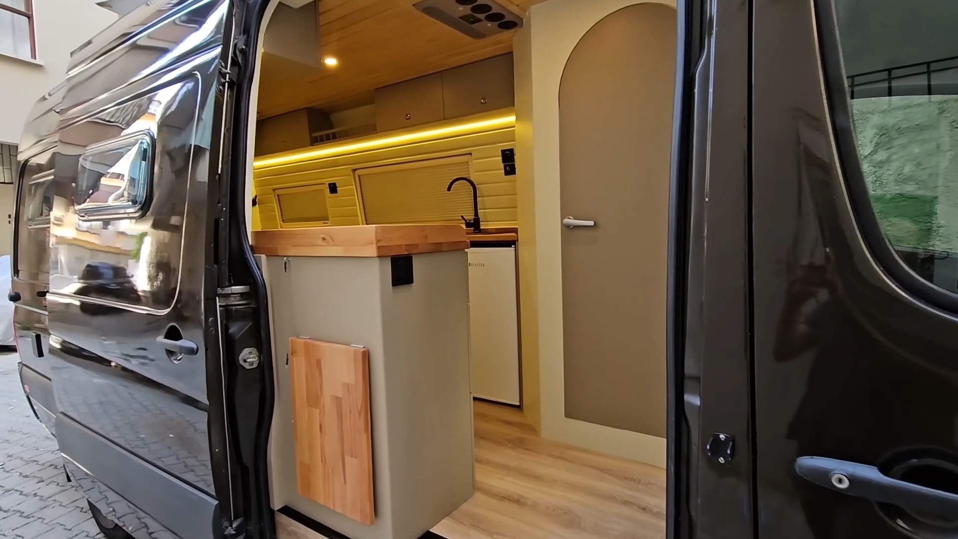 房车改装篇/这个老外的基础做的非常规范/值得学习借鉴/简约实用