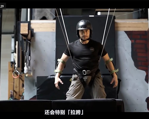 吊威亚如何让你飞檐走壁？影视剧里的演员们,怎样借助一根绳子云端漫步,竹林起舞？