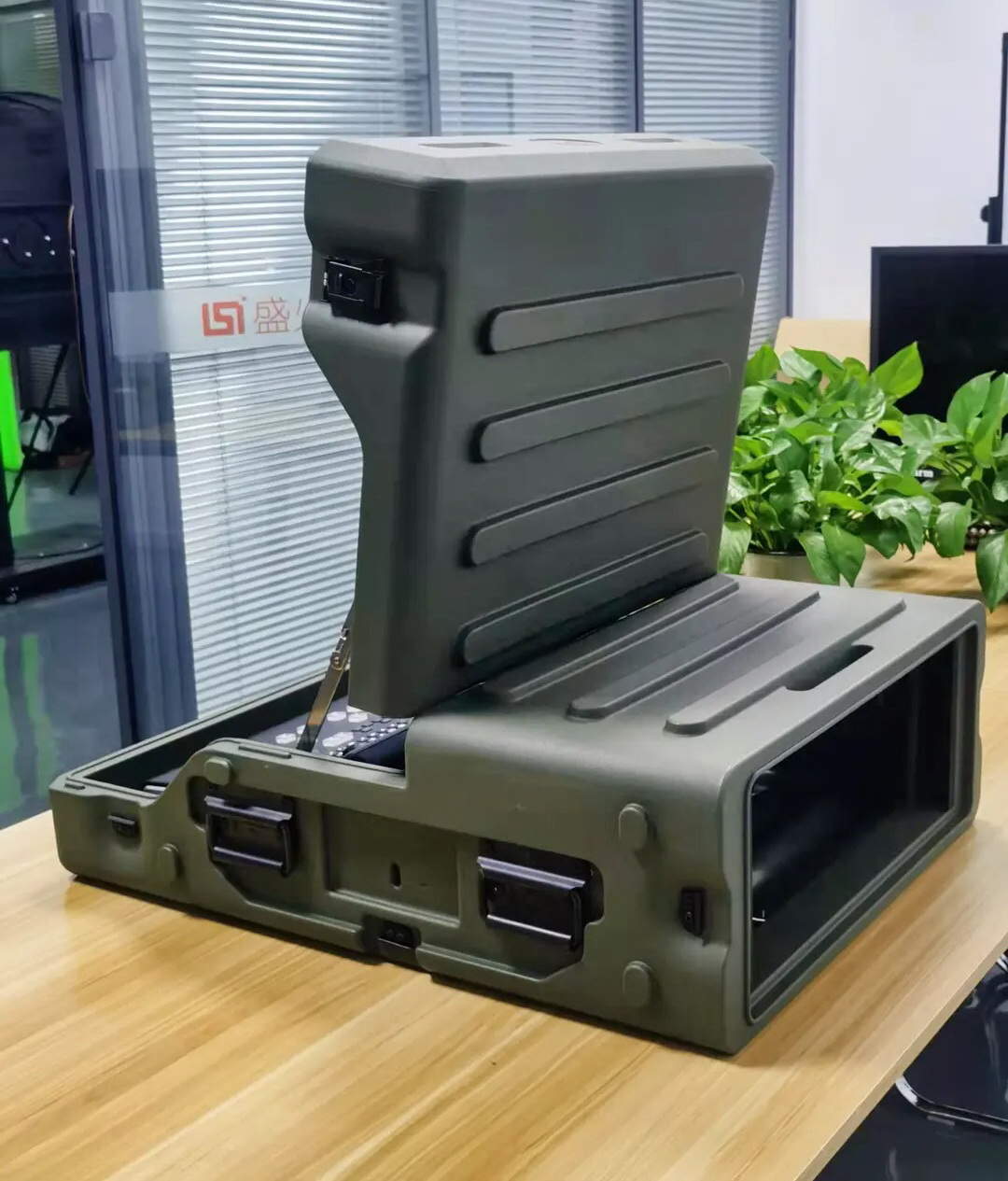 适配BMD/罗兰/索尼等专业导播台-新款专业便携式箱载导播机箱上市