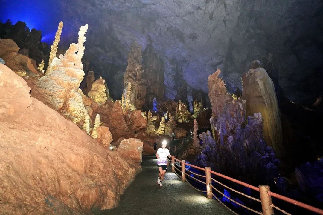 千视P3直播背包助力-奔跑贵州-山地跑织金洞精英穿越挑战赛/欢迎大家来观摩